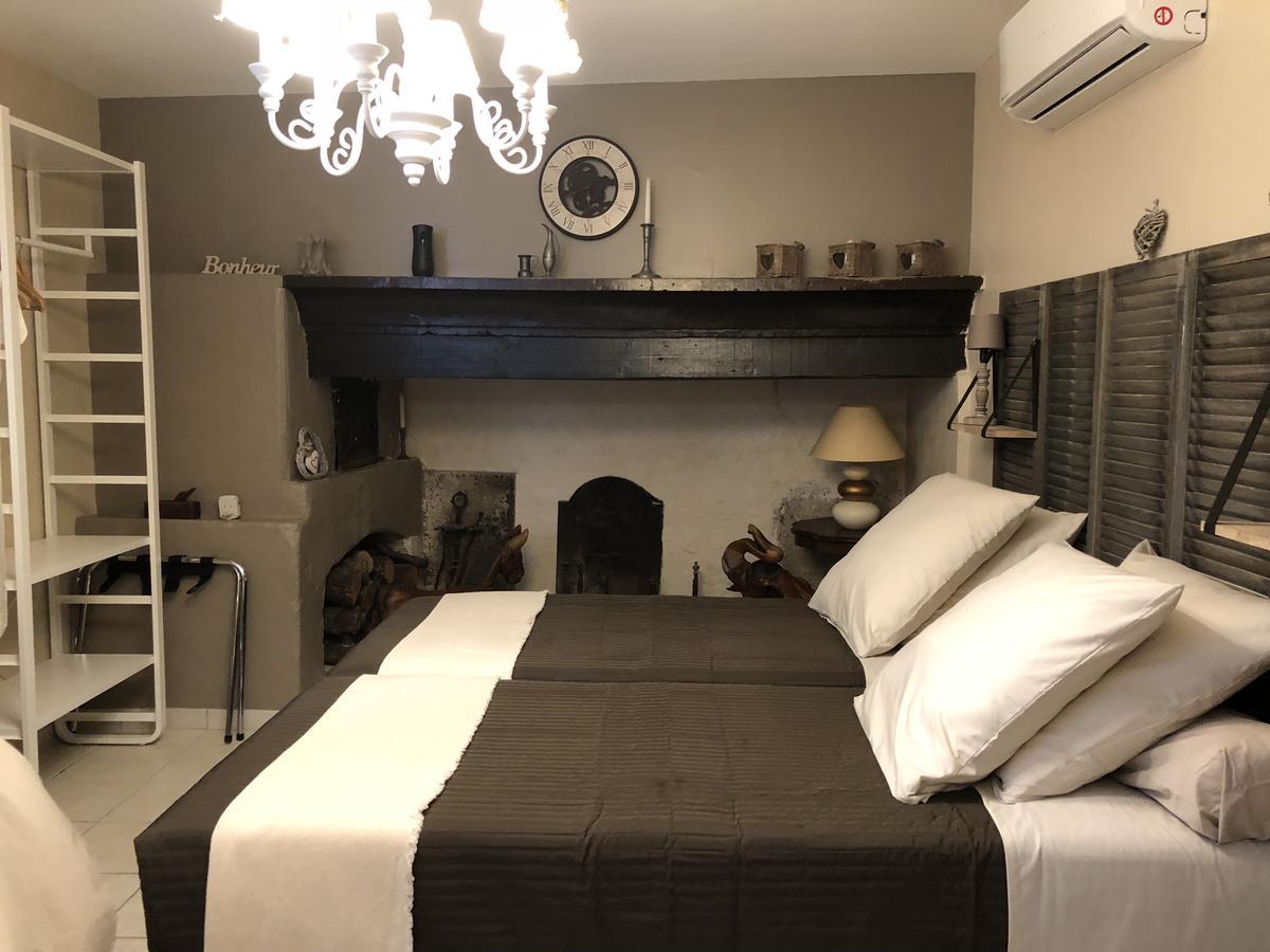 Auberge De Pachoquin Meounes-les-Montrieux Luaran gambar